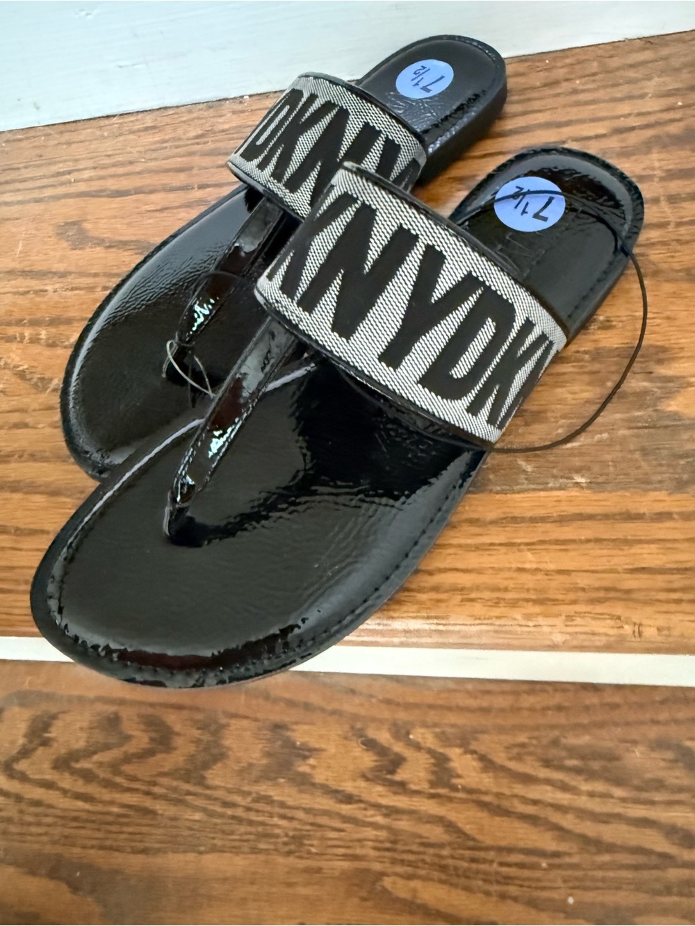 NWT DKNY Black Patent Logo Strap Miller Style Thong Sandals 7.5
